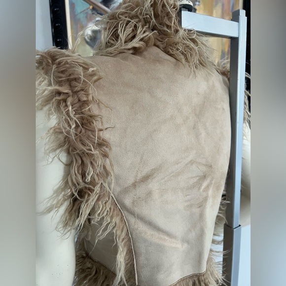 NEW INC Faux fur vest. - Picture 8 of 12